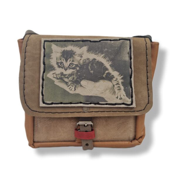 Mała torebka na ramię z kociakiem
