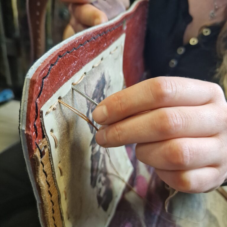 ręcznie szyta torba skórzana