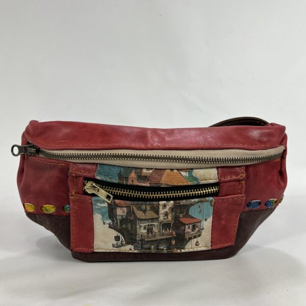 Nerka skórzana Astrid w kolorze czerwonym z bajkową grafiką Miasto w Chmurach – widok z przodu