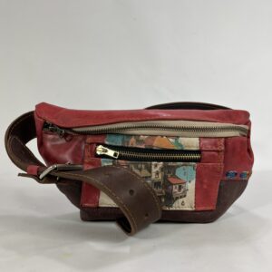 Nerka skórzana Astrid w kolorze czerwonym z bajkową grafiką Miasto w Chmurach – widok z paskiem