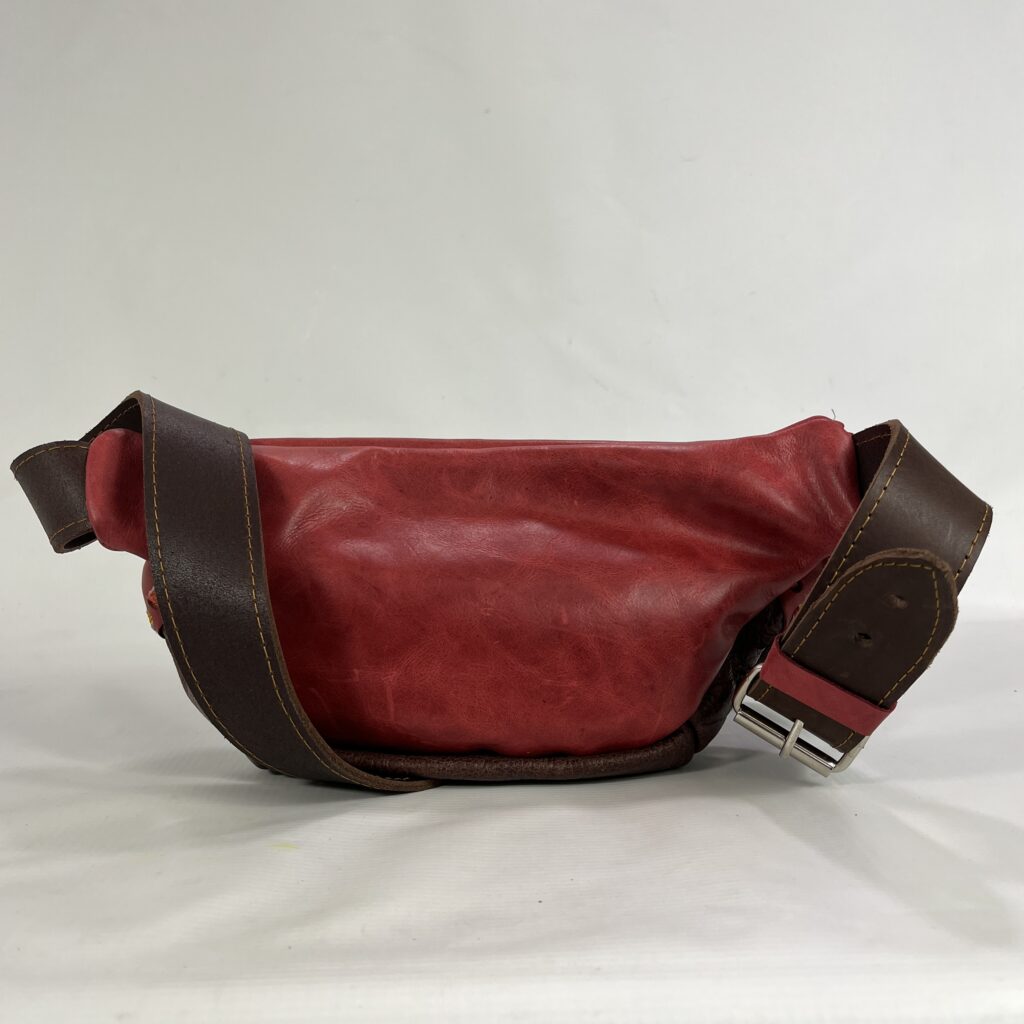 Nerka skórzana Astrid w kolorze czerwonym z bajkową grafiką Miasto w Chmurach – widok z tyłu