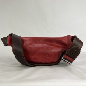 Nerka skórzana Astrid w kolorze czerwonym z bajkową grafiką Miasto w Chmurach – widok z tyłu