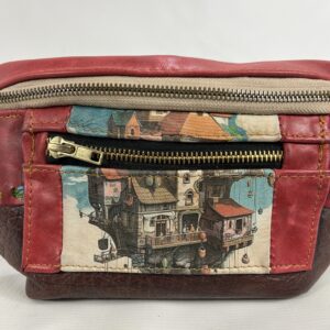 Nerka skórzana Astrid w kolorze czerwonym z bajkową grafiką Miasto w Chmurach – widok z bliska