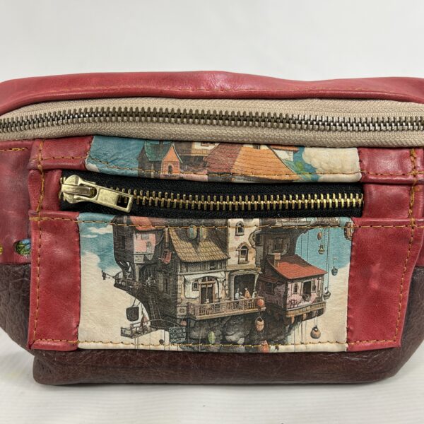 Nerka skórzana Astrid w kolorze czerwonym z bajkową grafiką Miasto w Chmurach – widok z bliska