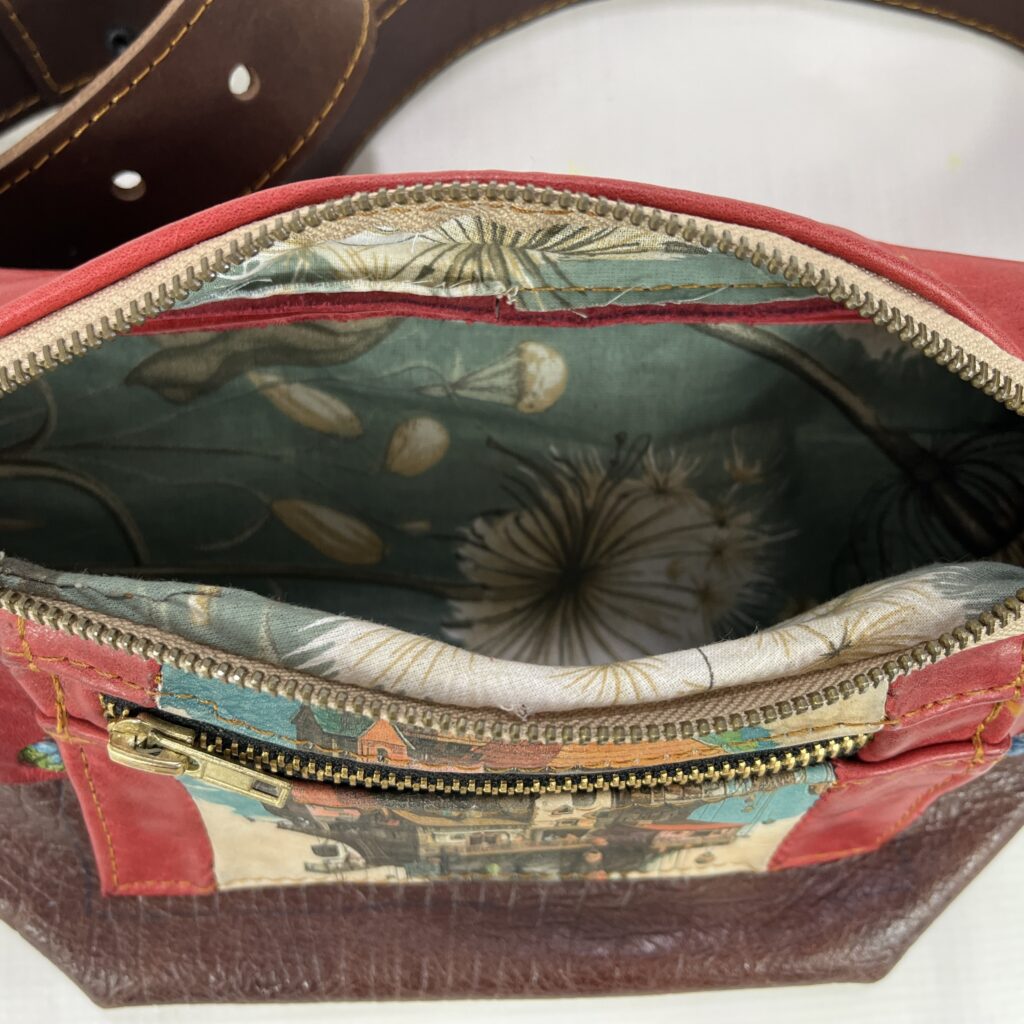 Nerka skórzana Astrid w kolorze czerwonym z bajkową grafiką Miasto w Chmurach – widok wnętrza