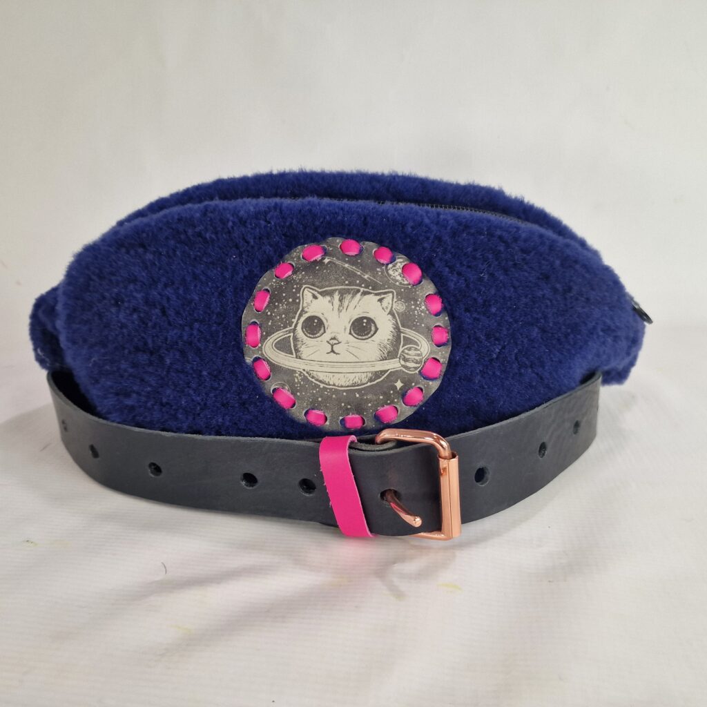 Astrid – Kotek z Orbity nerka skórzana –przód