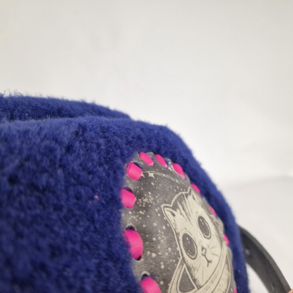 Astrid – Kotek z Orbity nerka skórzana – faktura