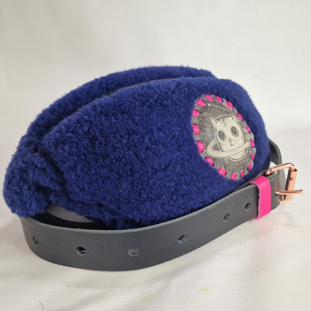 Astrid – Kotek z Orbity nerka skórzana –bok