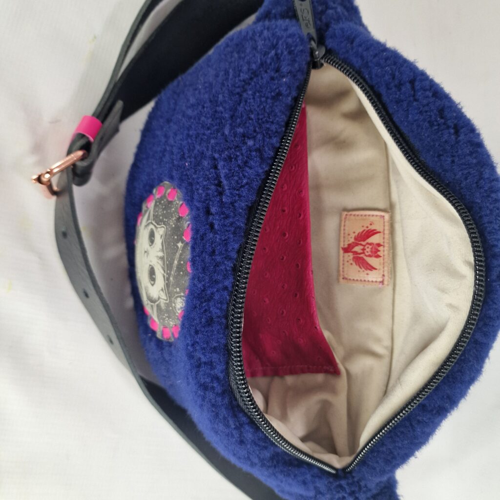 Astrid – Kotek z Orbity nerka skórzana – Środek