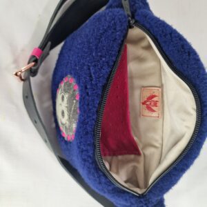 Astrid – Kotek z Orbity nerka skórzana – Środek