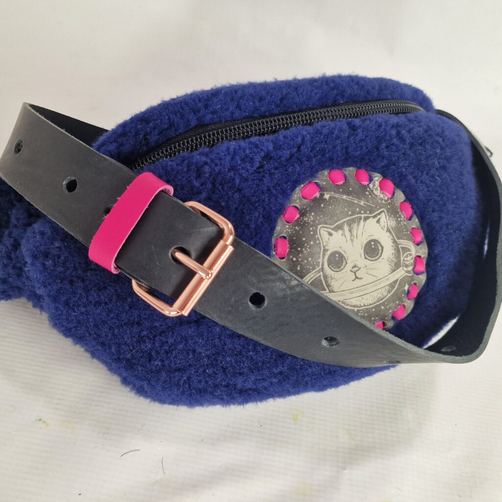 Astrid – Kotek z Orbity nerka skórzana –pasek