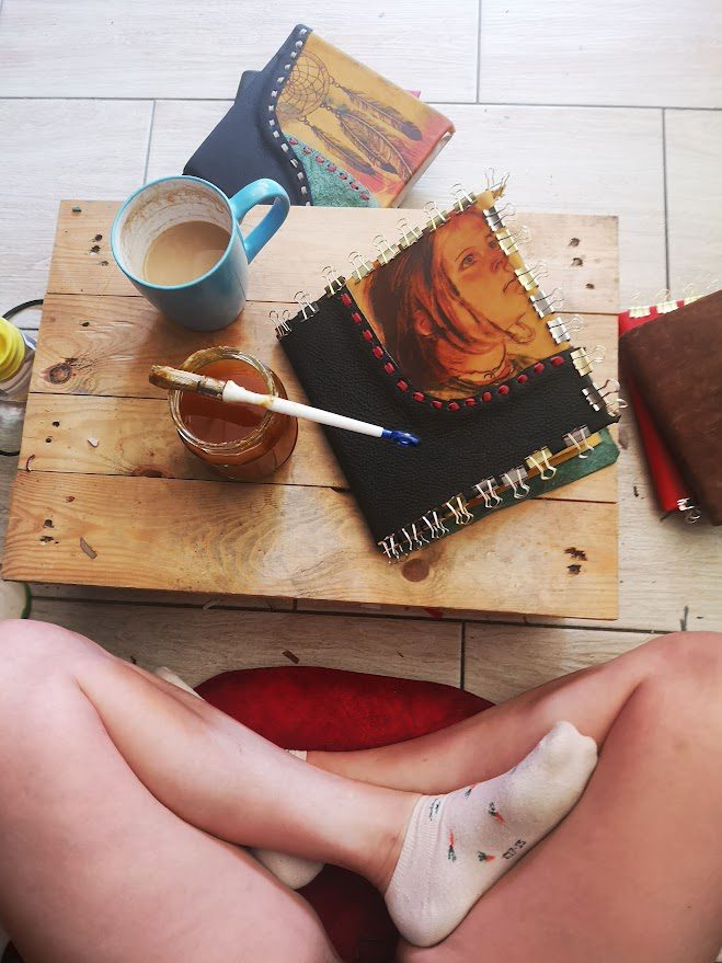 Ręczna praca ze skórą w autorskiej pracowni Valkiria-Art